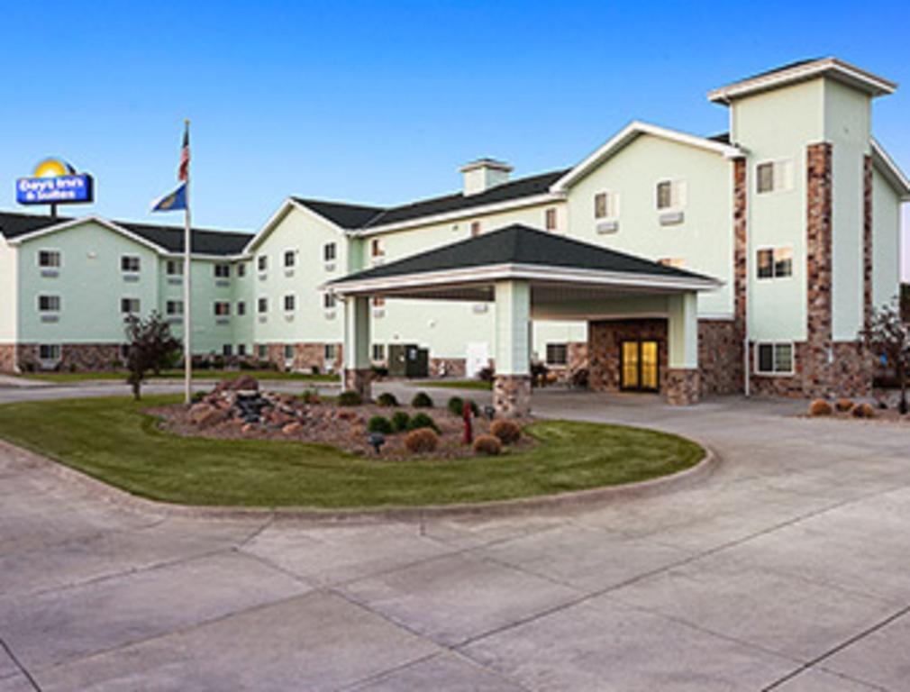 Days Inn & Suites By Wyndham Columbus Ne Εξωτερικό φωτογραφία