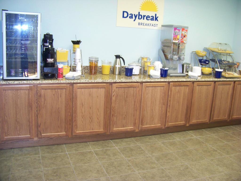 Days Inn & Suites By Wyndham Columbus Ne Εξωτερικό φωτογραφία
